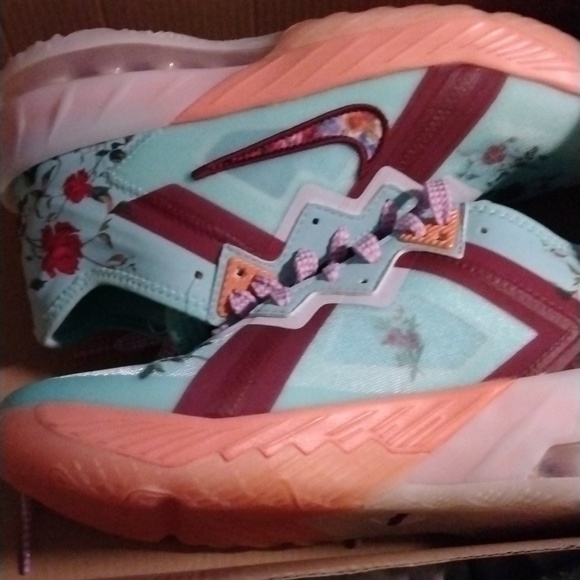 Lebron XVIII LOW (GS) Youth 5 - Picture 2 of 6